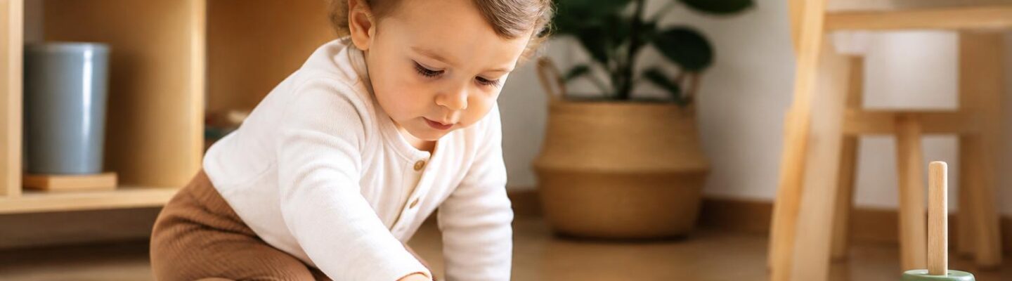 Montessori Spielzeug ab 2 Jahren: Passende Materialien und Spielideen